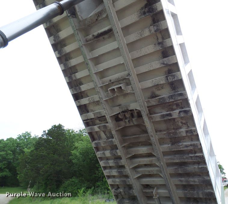 image for item DL0976 2002 International 5500i  dump truck