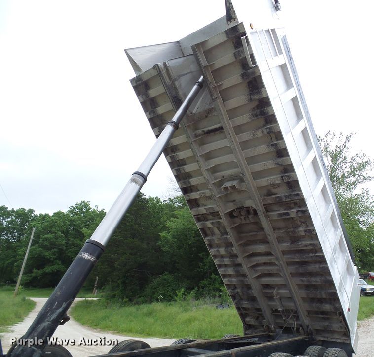 image for item DL0976 2002 International 5500i  dump truck