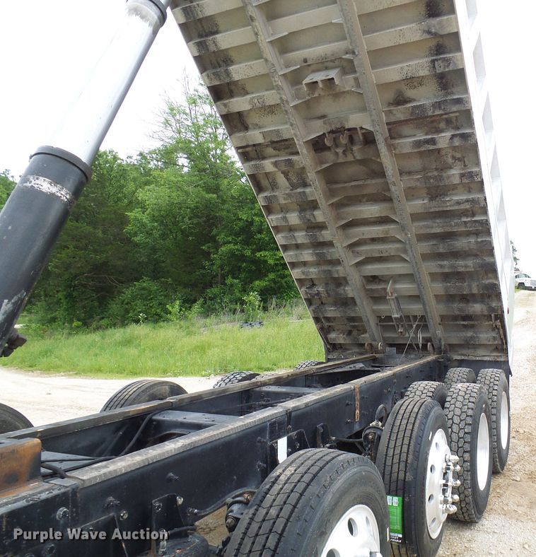 image for item DL0976 2002 International 5500i  dump truck