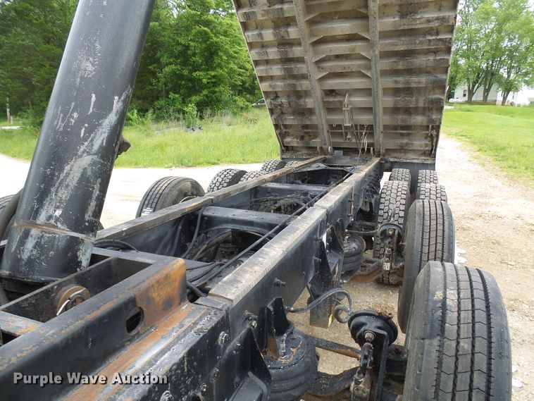 image for item DL0976 2002 International 5500i  dump truck