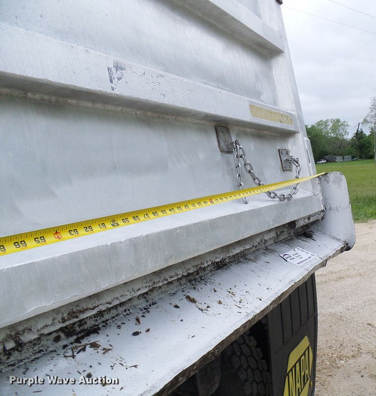 image for item DL0976 2002 International 5500i  dump truck