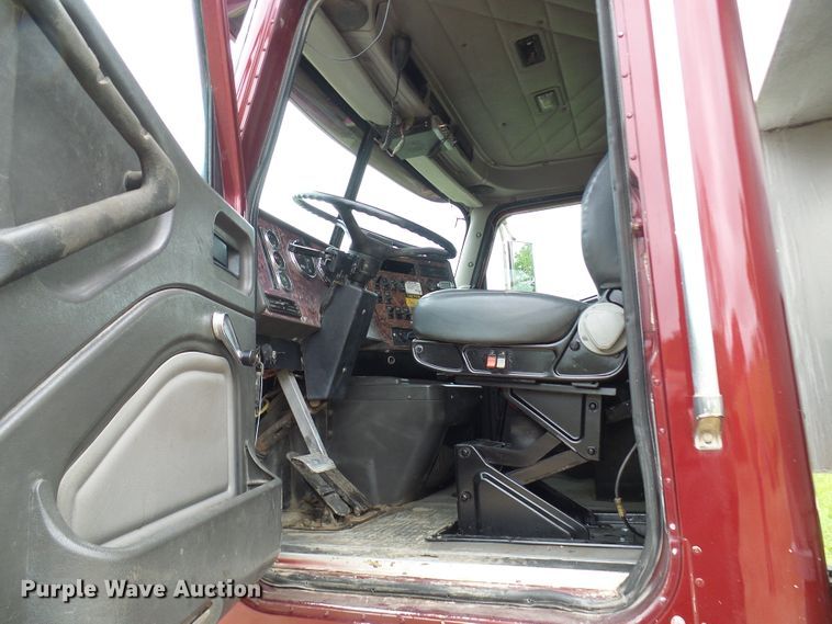 image for item DL0976 2002 International 5500i  dump truck