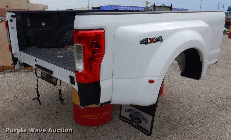 image for item DL8876 2018 Ford F350 pickup truck bed