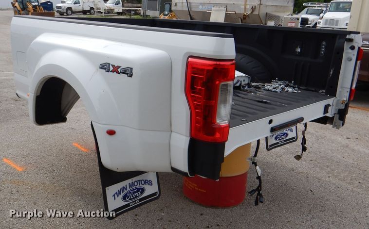 image for item DL8876 2018 Ford F350 pickup truck bed