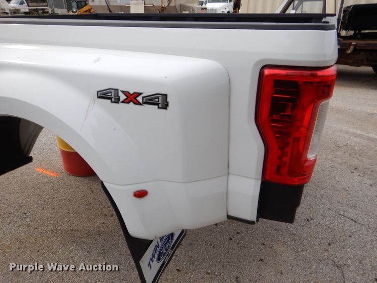 image for item DL8876 2018 Ford F350 pickup truck bed