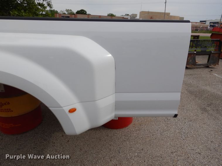 image for item DL8876 2018 Ford F350 pickup truck bed