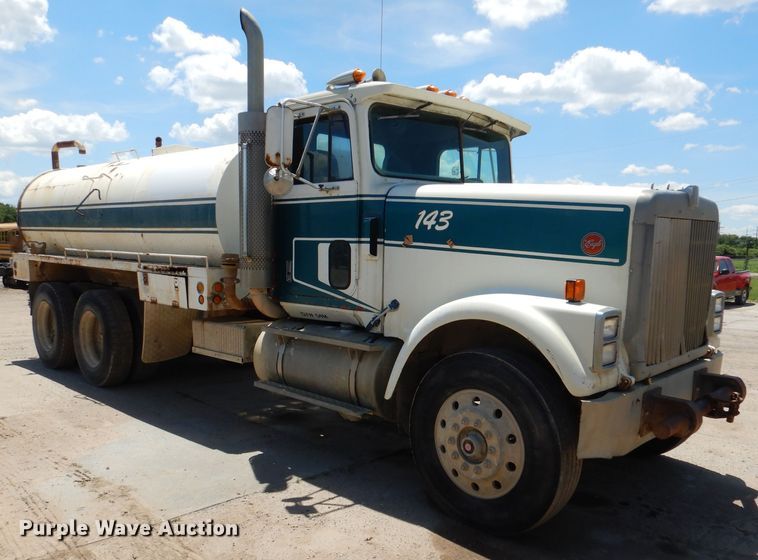 image for item DL8905 1988 International Eagle  water truck