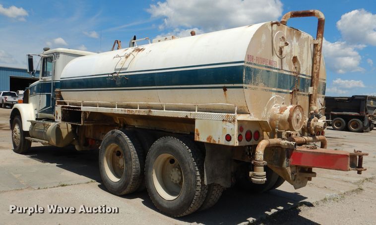 image for item DL8905 1988 International Eagle  water truck