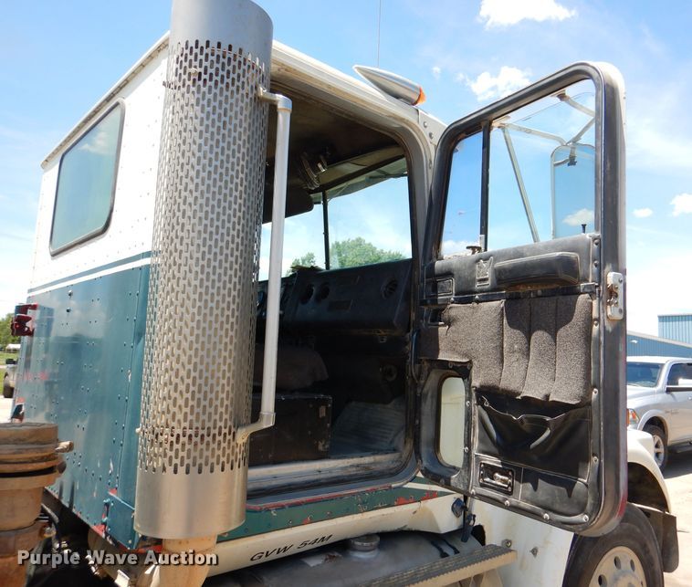 image for item DL8905 1988 International Eagle  water truck