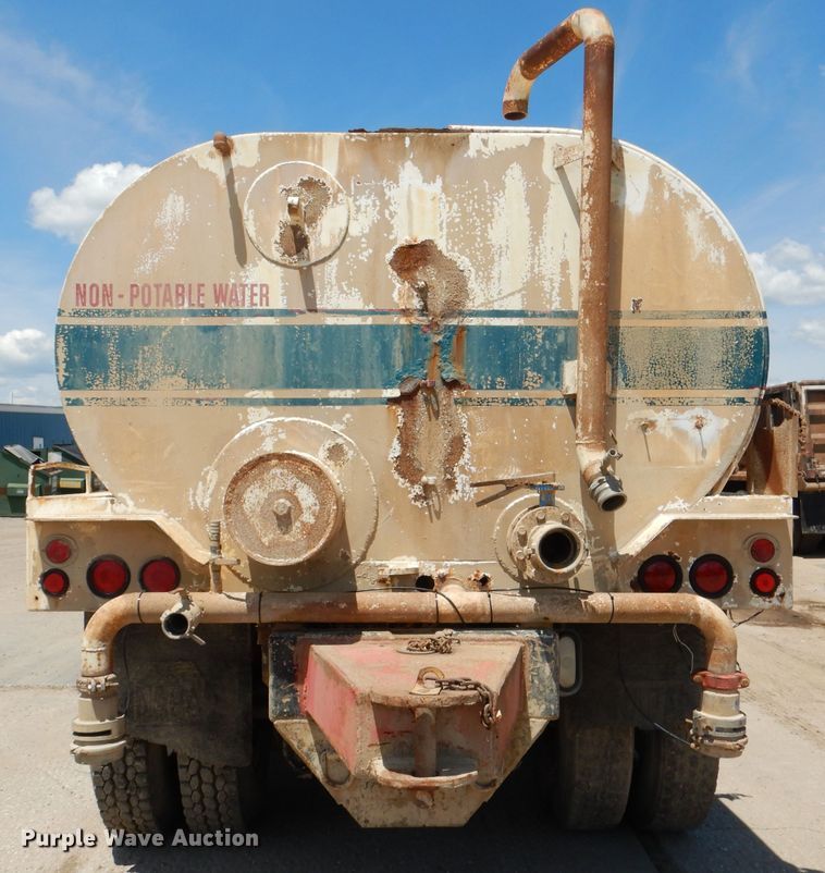 image for item DL8905 1988 International Eagle  water truck