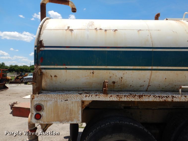 image for item DL8905 1988 International Eagle  water truck