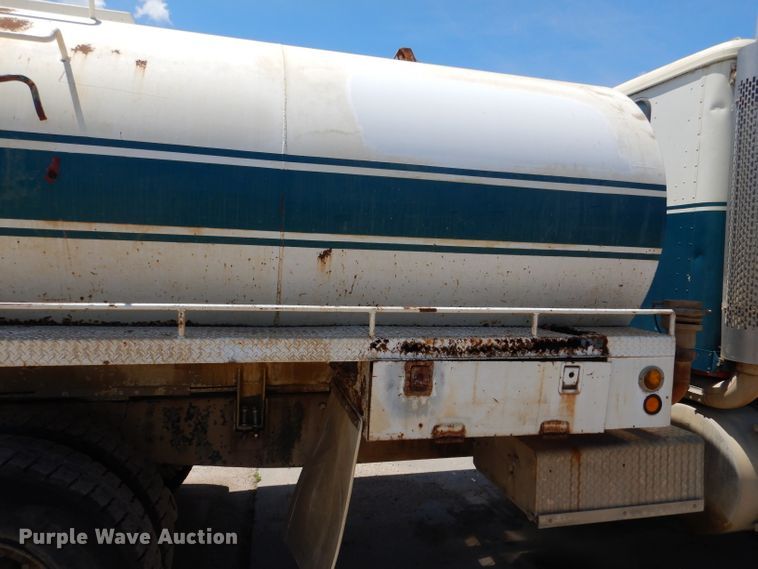 image for item DL8905 1988 International Eagle  water truck