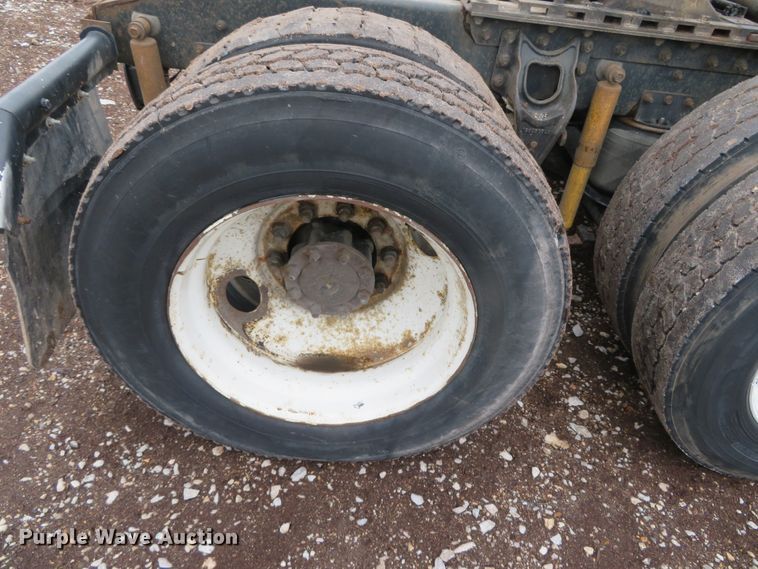 image for item DN5904 1995 International 9300  semi truck