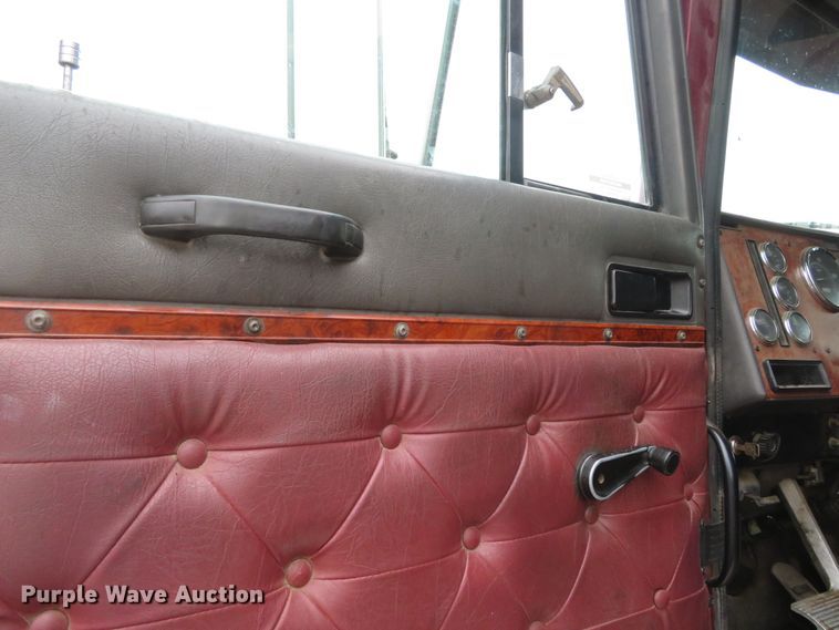 image for item DN5904 1995 International 9300  semi truck