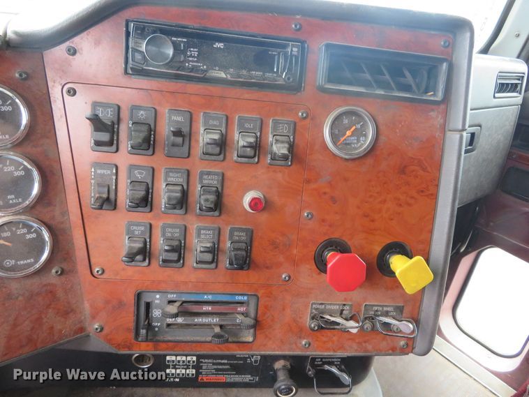 image for item DN5904 1995 International 9300  semi truck