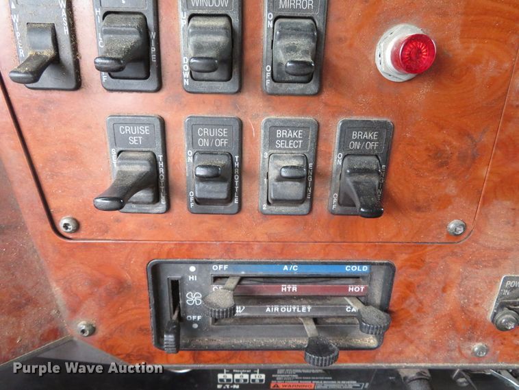 image for item DN5904 1995 International 9300  semi truck