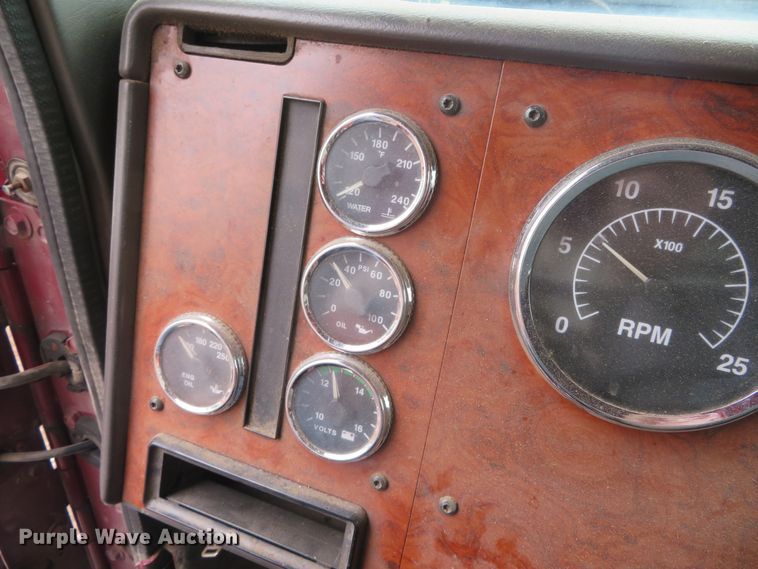 image for item DN5904 1995 International 9300  semi truck