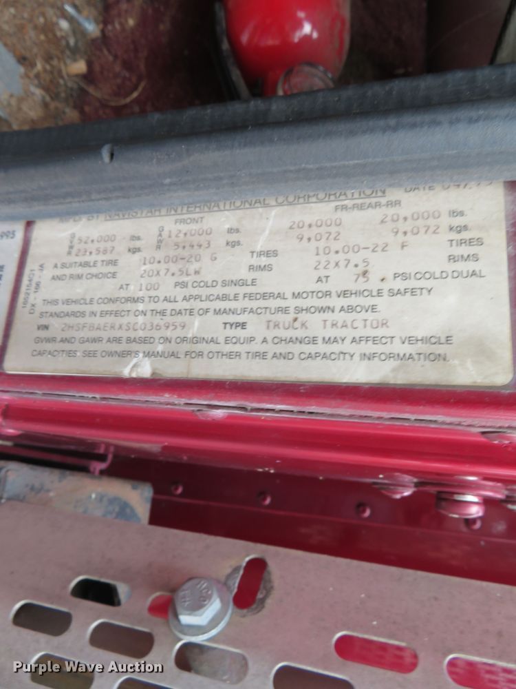 image for item DN5904 1995 International 9300  semi truck