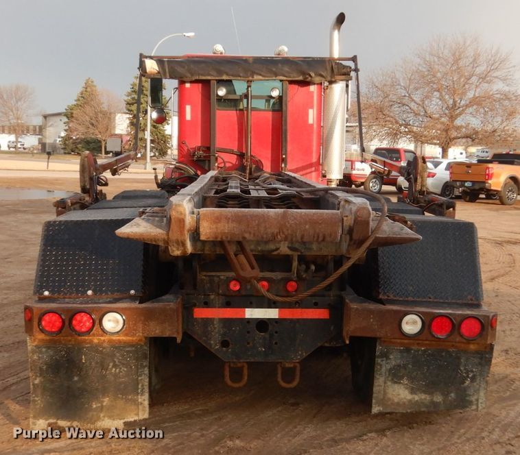 image for item HE9570 2000 Peterbilt 330  roll-off container truck