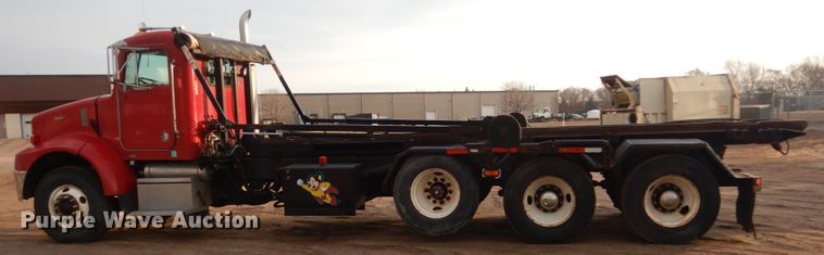 image for item HE9570 2000 Peterbilt 330  roll-off container truck