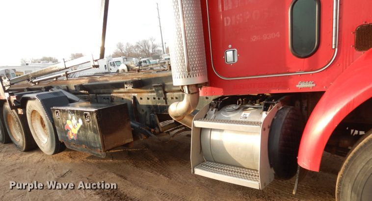 image for item HE9570 2000 Peterbilt 330  roll-off container truck