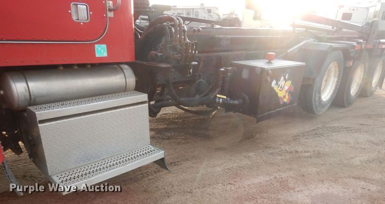 image for item HE9570 2000 Peterbilt 330  roll-off container truck