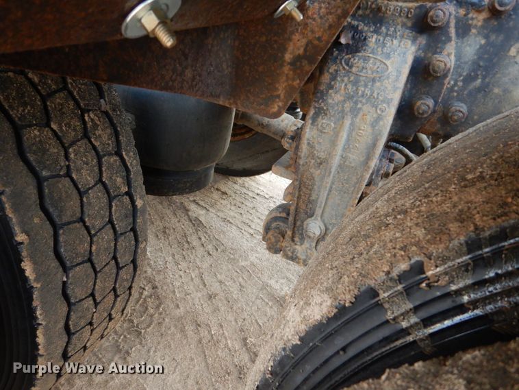 image for item HE9570 2000 Peterbilt 330  roll-off container truck