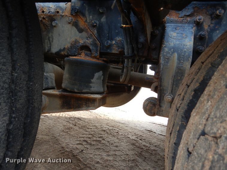 image for item HE9570 2000 Peterbilt 330  roll-off container truck