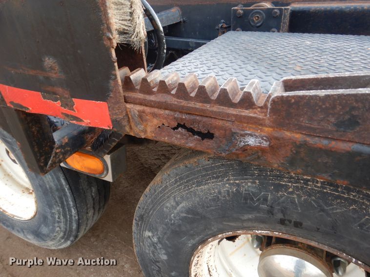 image for item HE9570 2000 Peterbilt 330  roll-off container truck