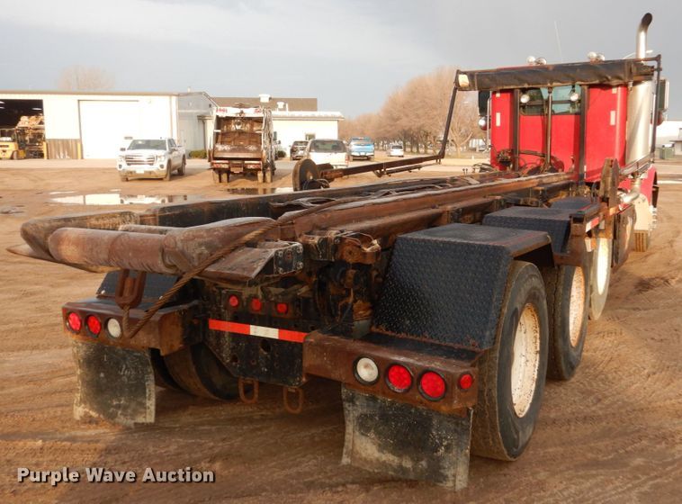 image for item HE9570 2000 Peterbilt 330  roll-off container truck