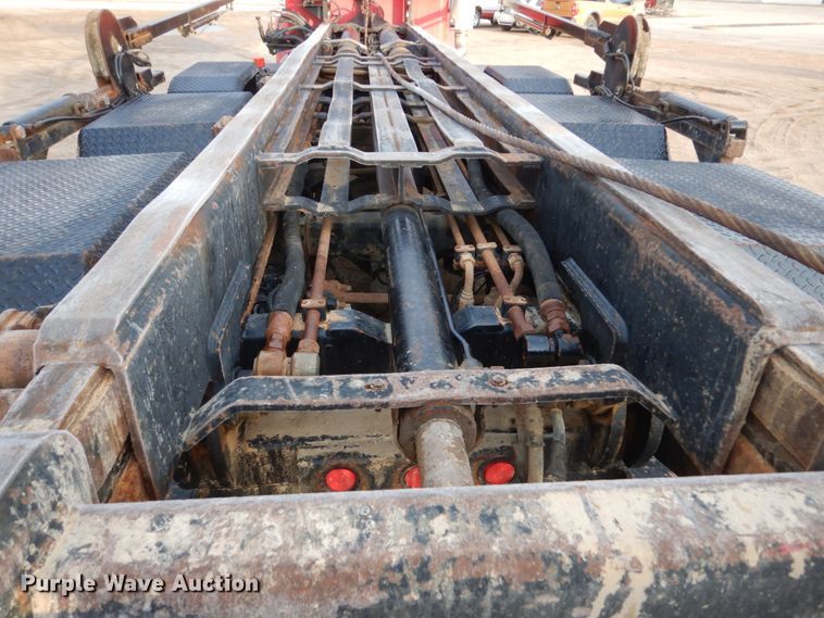 image for item HE9570 2000 Peterbilt 330  roll-off container truck