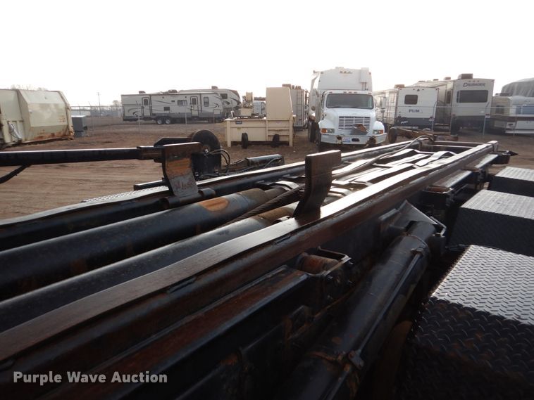 image for item HE9570 2000 Peterbilt 330  roll-off container truck