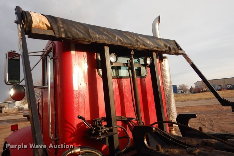 image for item HE9570 2000 Peterbilt 330  roll-off container truck