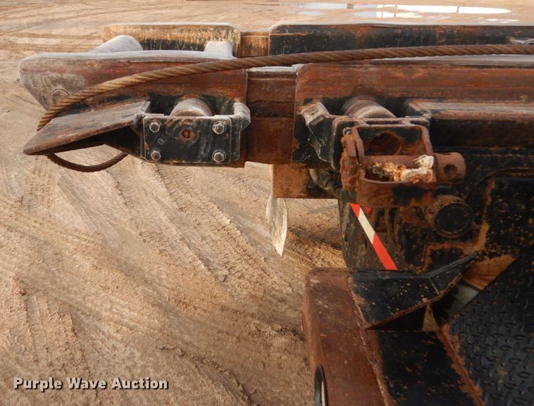 image for item HE9570 2000 Peterbilt 330  roll-off container truck