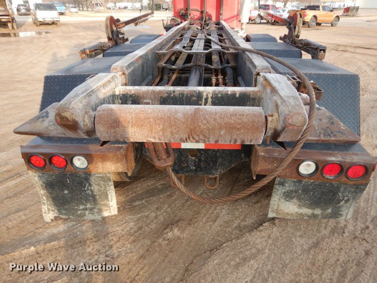 image for item HE9570 2000 Peterbilt 330  roll-off container truck