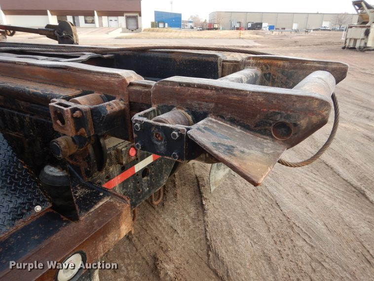 image for item HE9570 2000 Peterbilt 330  roll-off container truck