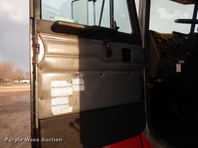 image for item HE9570 2000 Peterbilt 330  roll-off container truck