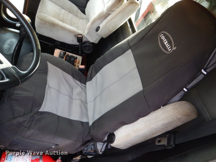 image for item HE9570 2000 Peterbilt 330  roll-off container truck