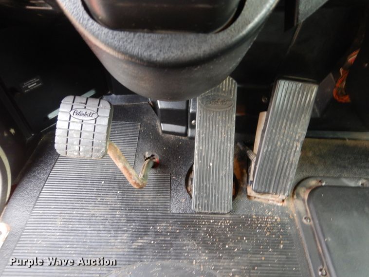 image for item HE9570 2000 Peterbilt 330  roll-off container truck