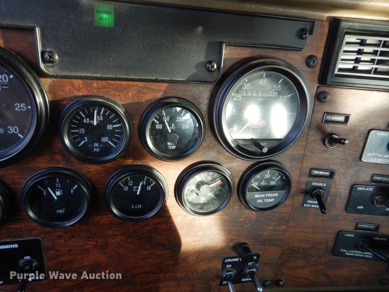 image for item HE9570 2000 Peterbilt 330  roll-off container truck