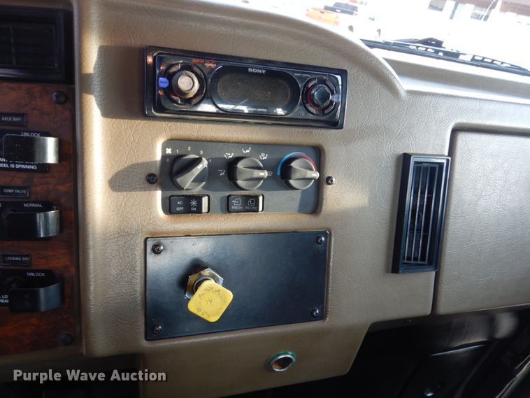 image for item HE9570 2000 Peterbilt 330  roll-off container truck