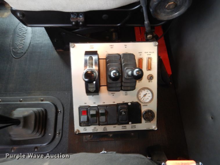 image for item HE9570 2000 Peterbilt 330  roll-off container truck