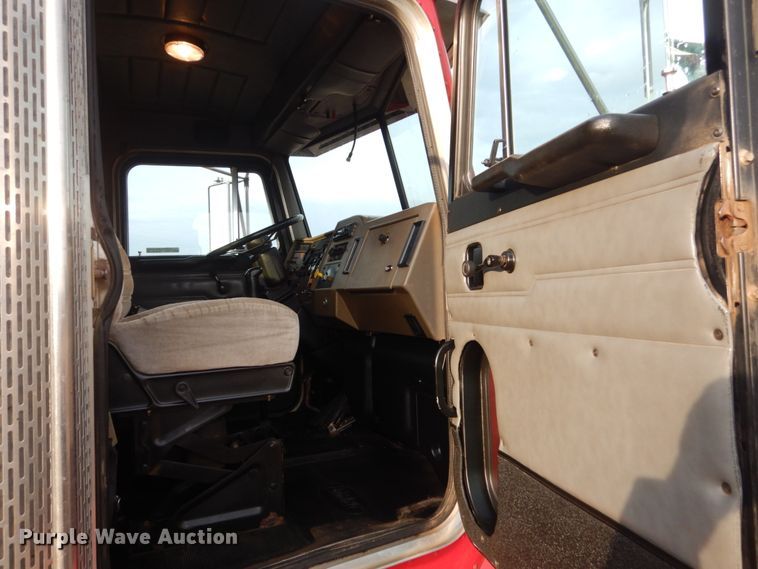 image for item HE9570 2000 Peterbilt 330  roll-off container truck