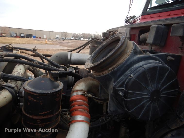 image for item HE9570 2000 Peterbilt 330  roll-off container truck