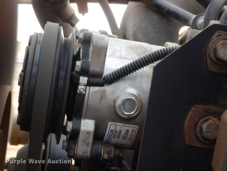 image for item HE9570 2000 Peterbilt 330  roll-off container truck