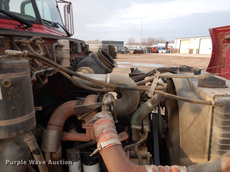 image for item HE9570 2000 Peterbilt 330  roll-off container truck