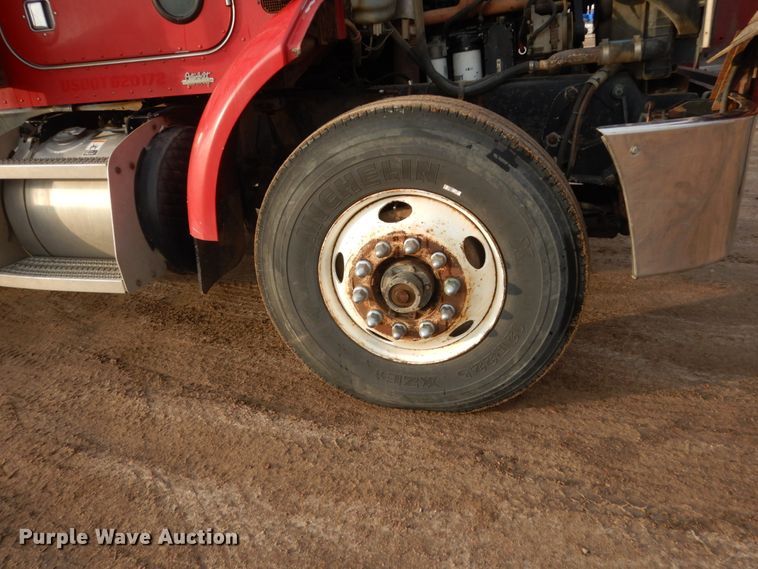 image for item HE9570 2000 Peterbilt 330  roll-off container truck