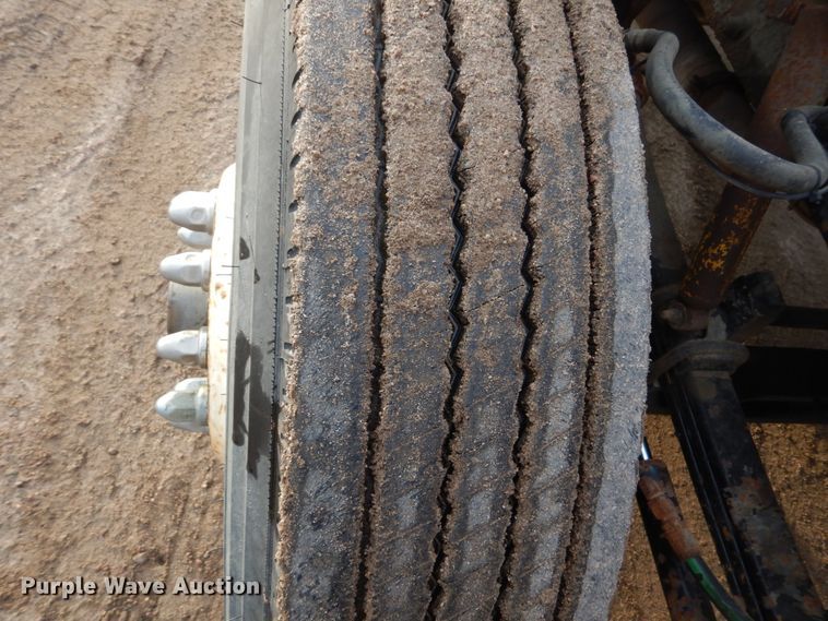 image for item HE9570 2000 Peterbilt 330  roll-off container truck