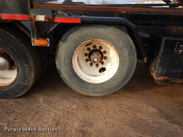 image for item HE9570 2000 Peterbilt 330  roll-off container truck