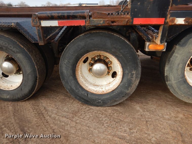 image for item HE9570 2000 Peterbilt 330  roll-off container truck